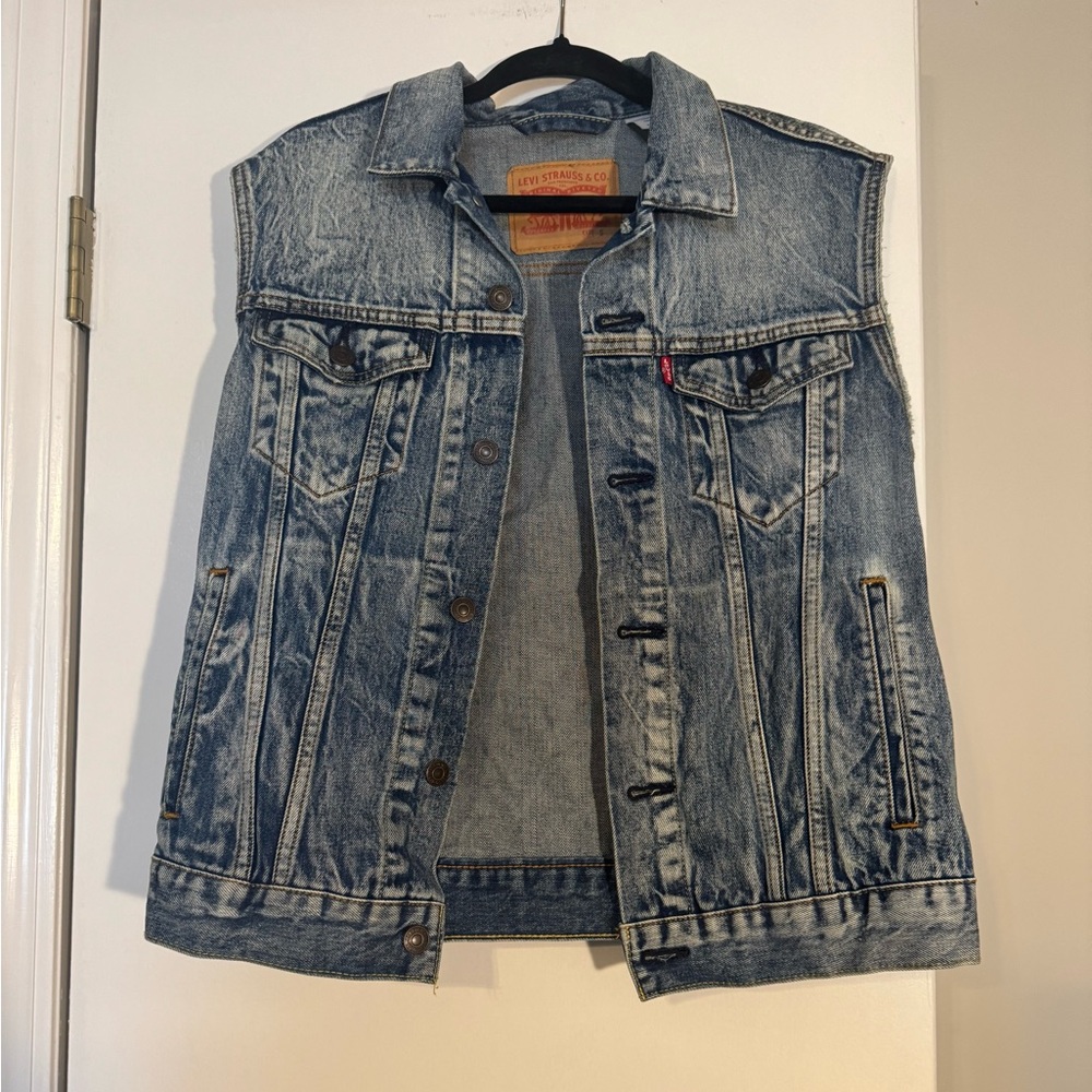 Levi's Light Blue Denim Jacket no sleeves trucker jacket light stone wash